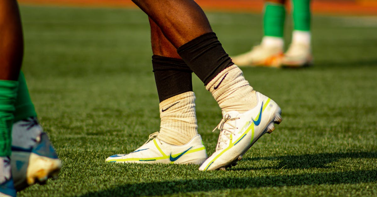 Perché i calciatori indossano calze con buchi?