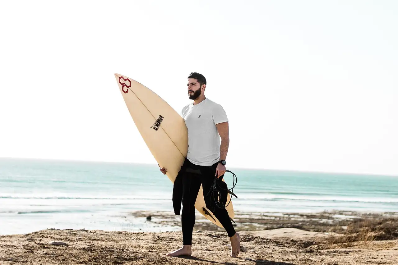 Perché le spiagge di Santa Teresa attirano i surfisti?