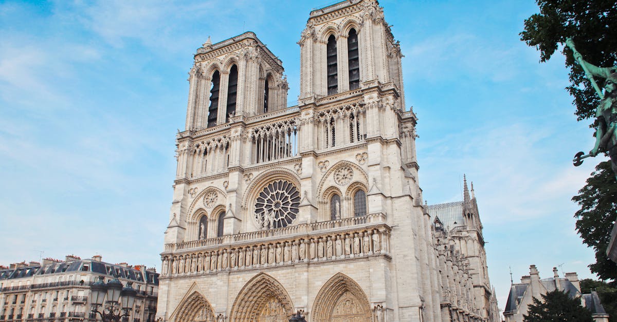 Quanti anni ha Notre Dame di Parigi nel 2023?