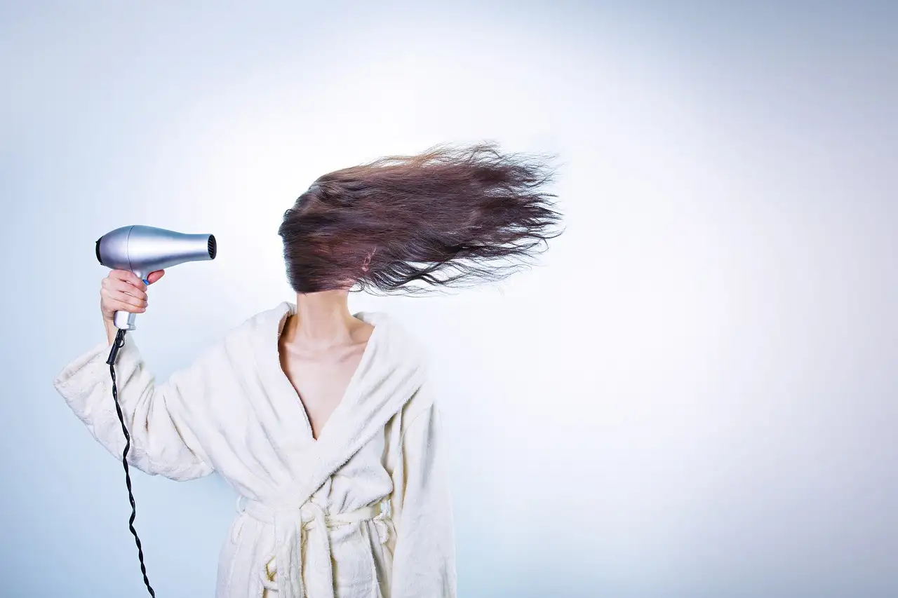 Come idrata i capelli secchi la maschera di avocado?