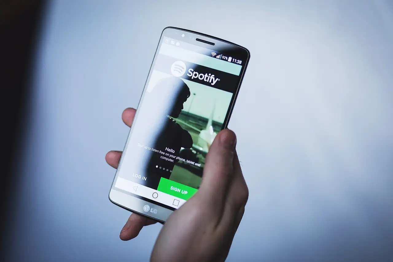 Come sfrutta Spotify l'IA per raccomandazioni musicali?