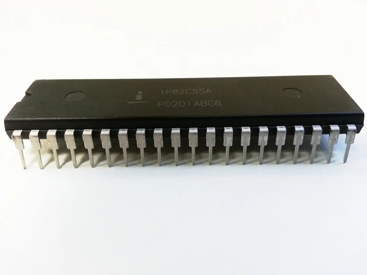 Perché il passaggio ai transistor ha rivoluzionato l'elettronica?