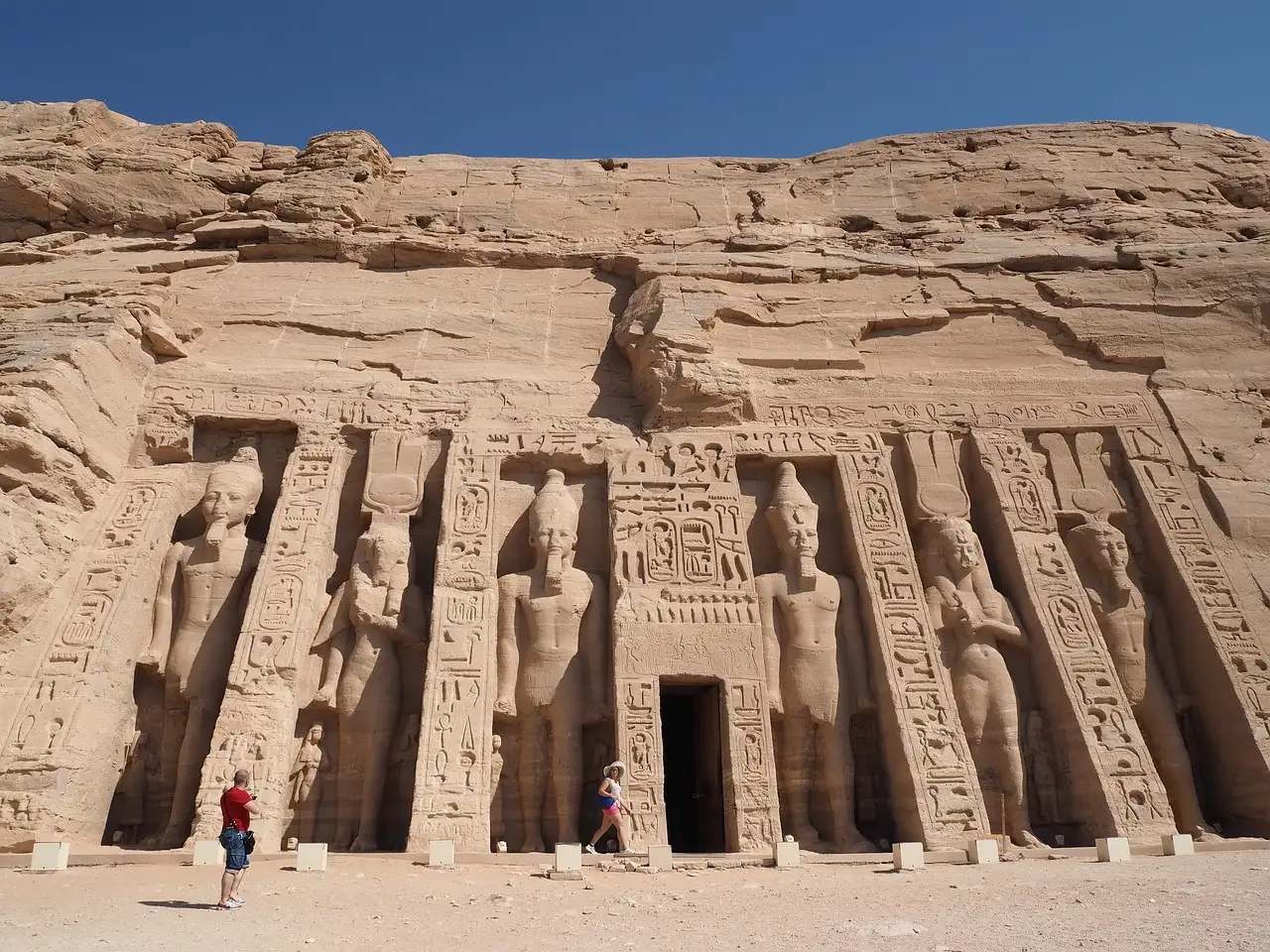 Qual è il tempio di Luxor famoso per le sue colonne enormi?