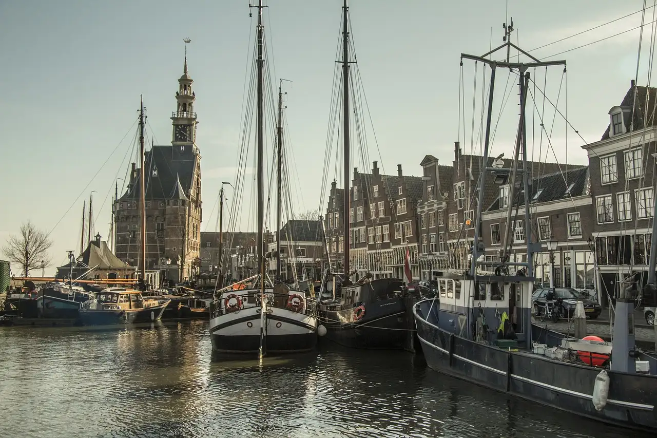 Qual è la città olandese famosa per il vetro colorato?