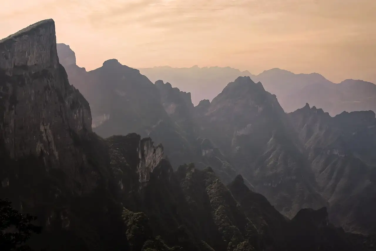 Qual è la regione che tutela le scogliere di Zhangjiajie?