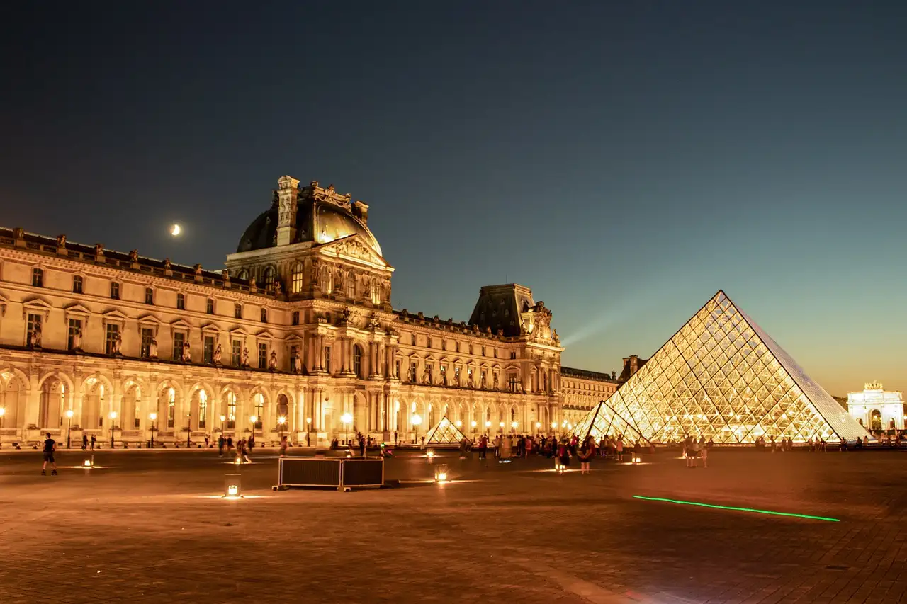 Qual è il museo che ospita la Mona Lisa a Parigi?