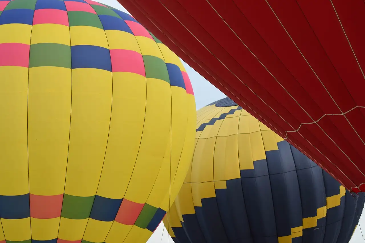 Come funzionavano i primi palloni aerostatici del XVIII secolo?