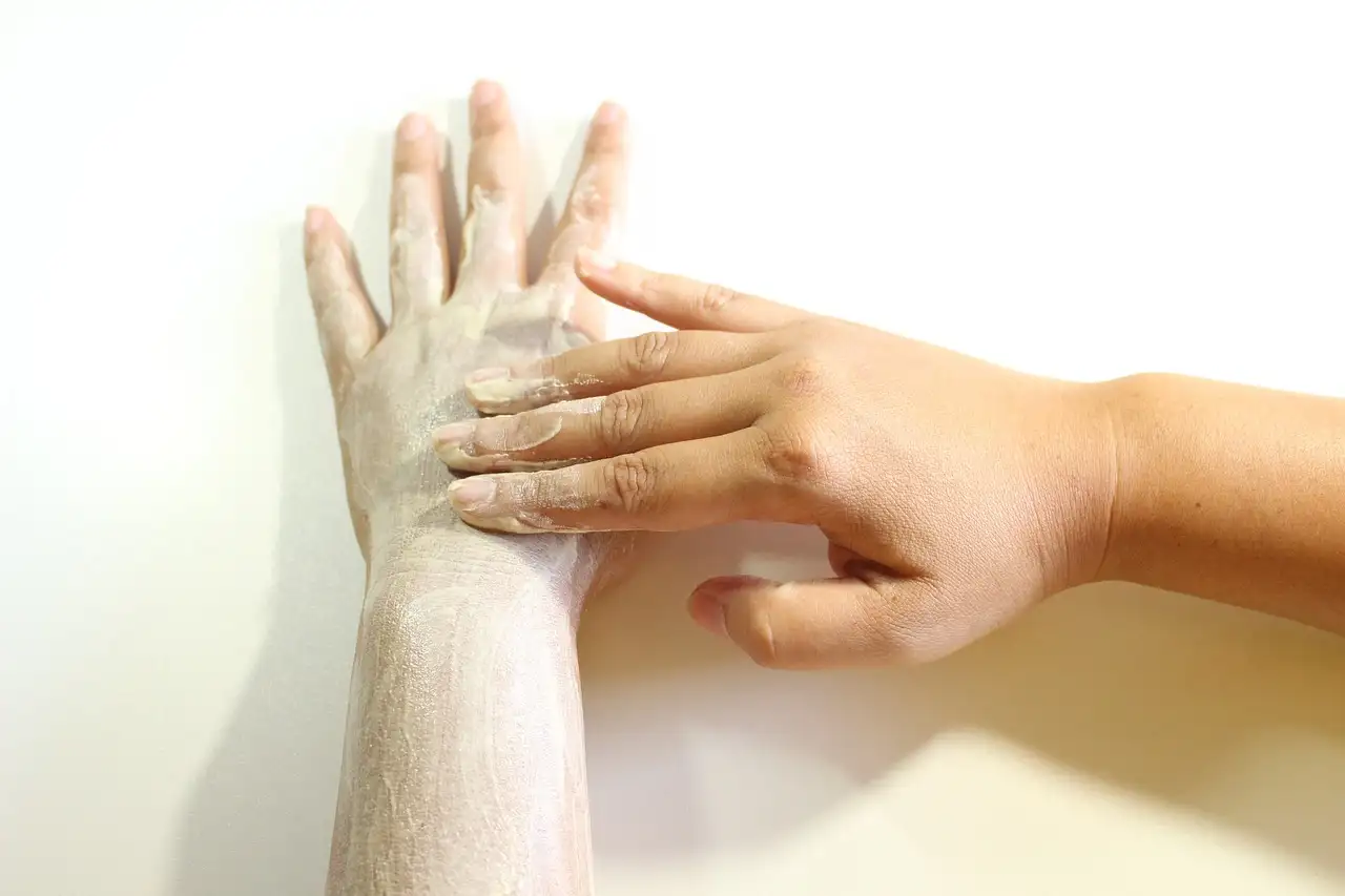 Come ottenere una pelle liscia con scrub zucchero e miele?