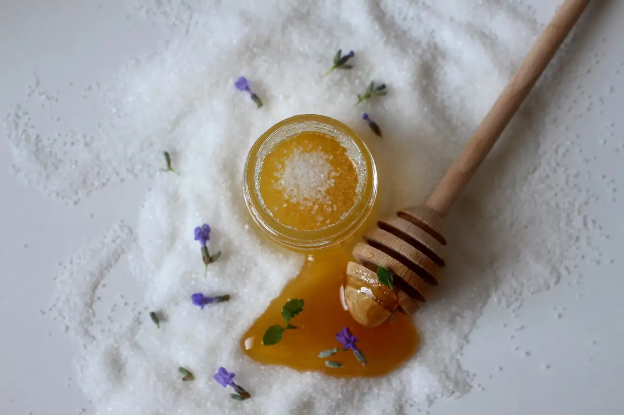 Come ottenere una pelle liscia con scrub zucchero e miele?