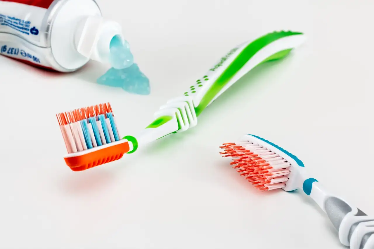 Come rimuovere il lucido per scarpe dai tessuti con il dentifricio?