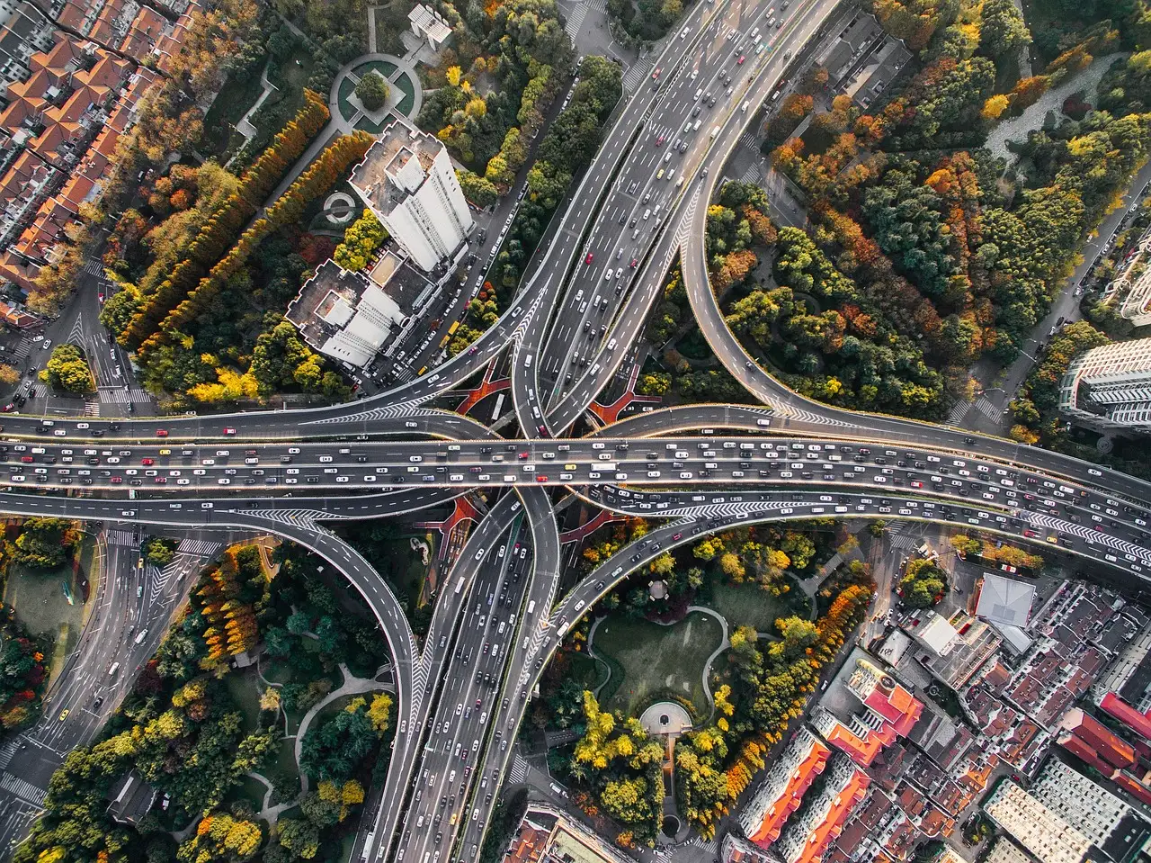 Prezzi della benzina e infrastruttura: come influenzano l'auto?