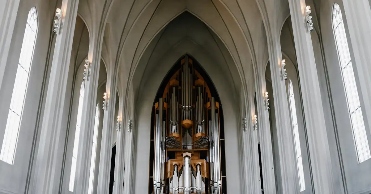 Qual è la chiesa di Reykjavik simile a colonne di basalto?