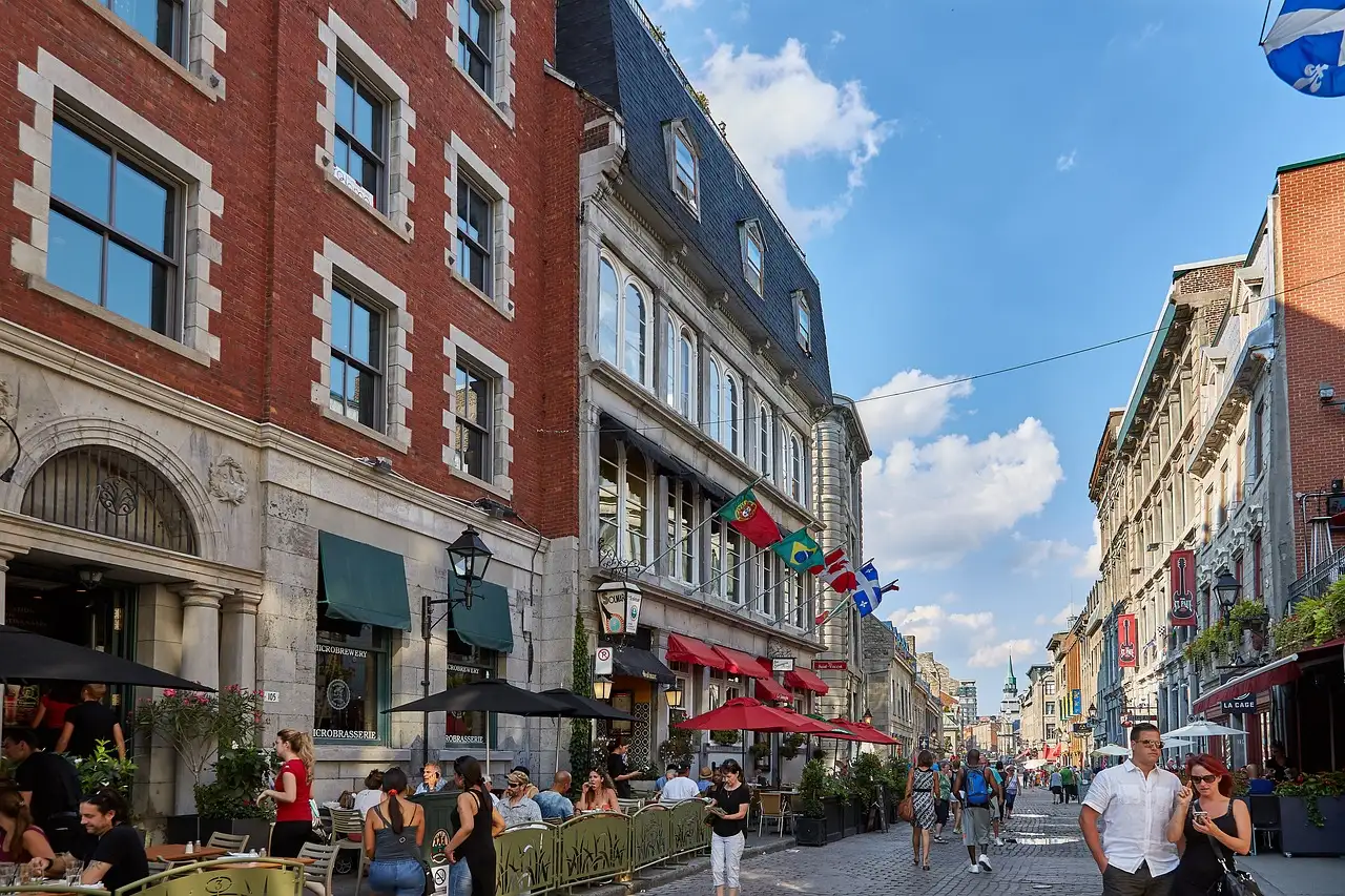 Qual è la città canadese con cultura francofona e modernità?