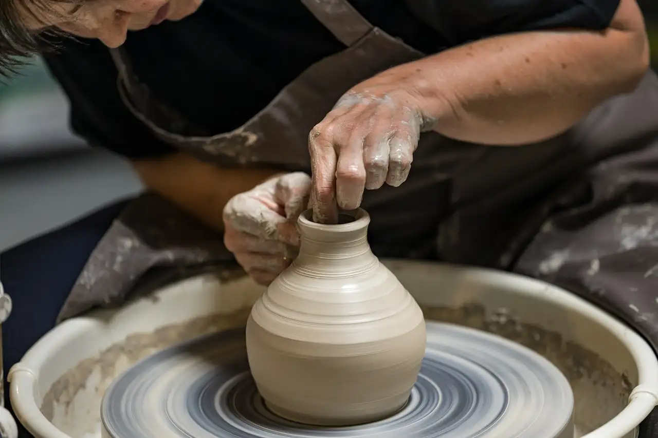 Qual è la città giapponese famosa per le ceramiche?