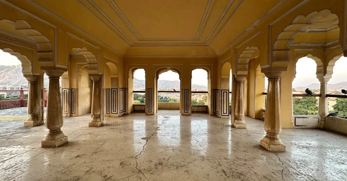 Qual è la città indiana famosa per l'arte della seta?