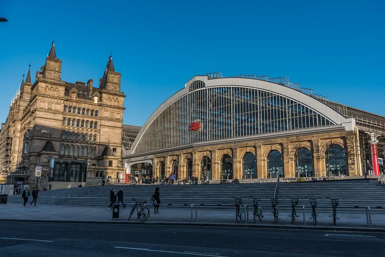 Qual è l'impatto della ferrovia Liverpool-Manchester sul trasporto?