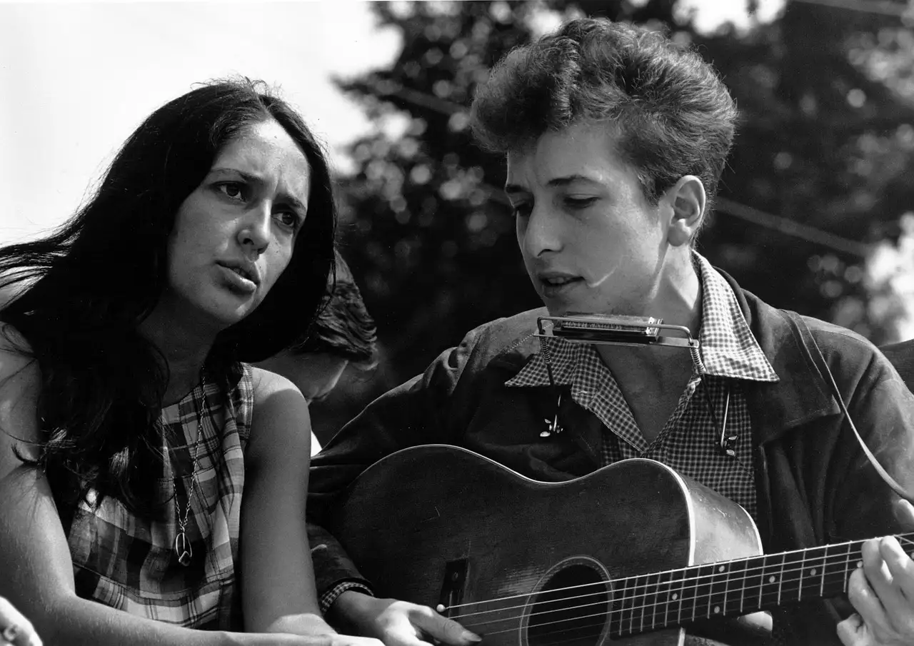 Chi ha scritto la famosa canzone 'Like a Rolling Stone'?