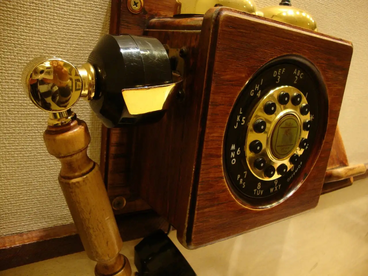 Come ha rivoluzionato il telefono a disco la telefonia?