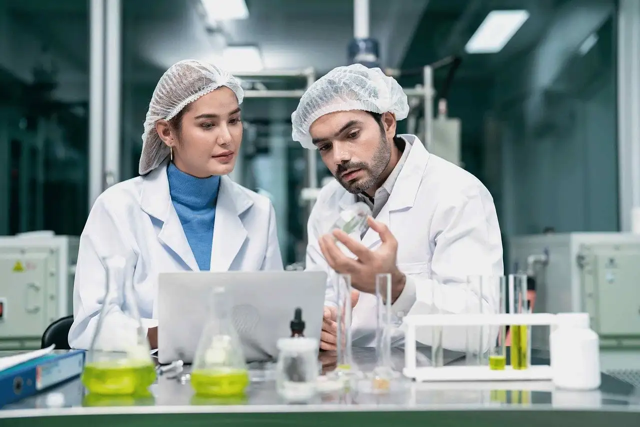 Come le sperimentazioni cliniche migliorano la sicurezza dei farmaci?