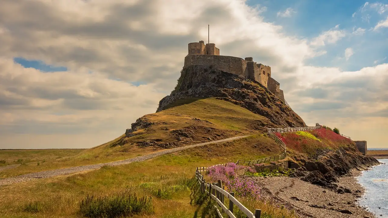 Cosa è successo nell'attacco vichingo a Lindisfarne nel 793?