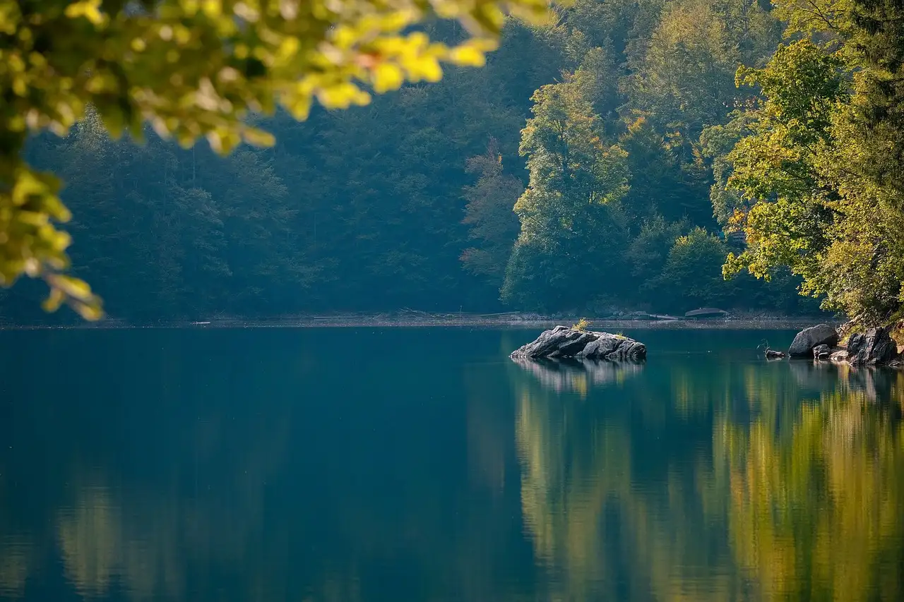 Perché il lago Pontchartrain è così importante per storia e natura?