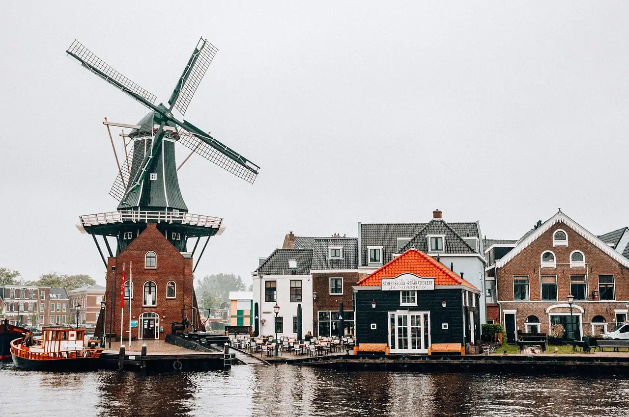 Qual è il nome del primo edificio della borsa olandese?