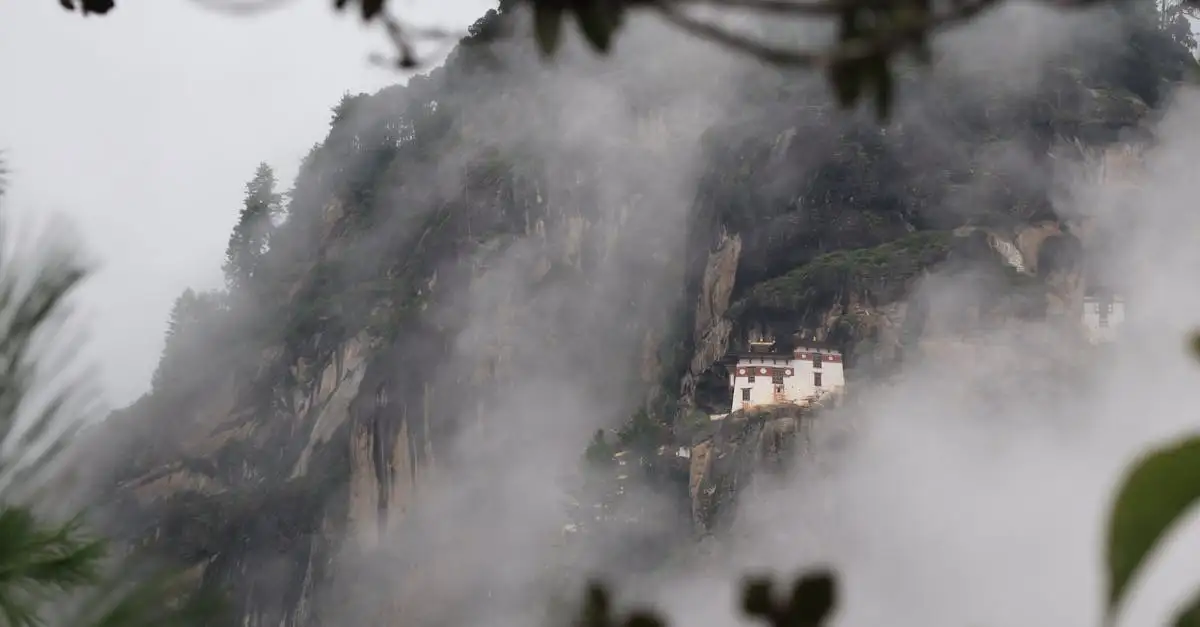 Qual è la città del Bhutan con il famoso Paro Taktsang?