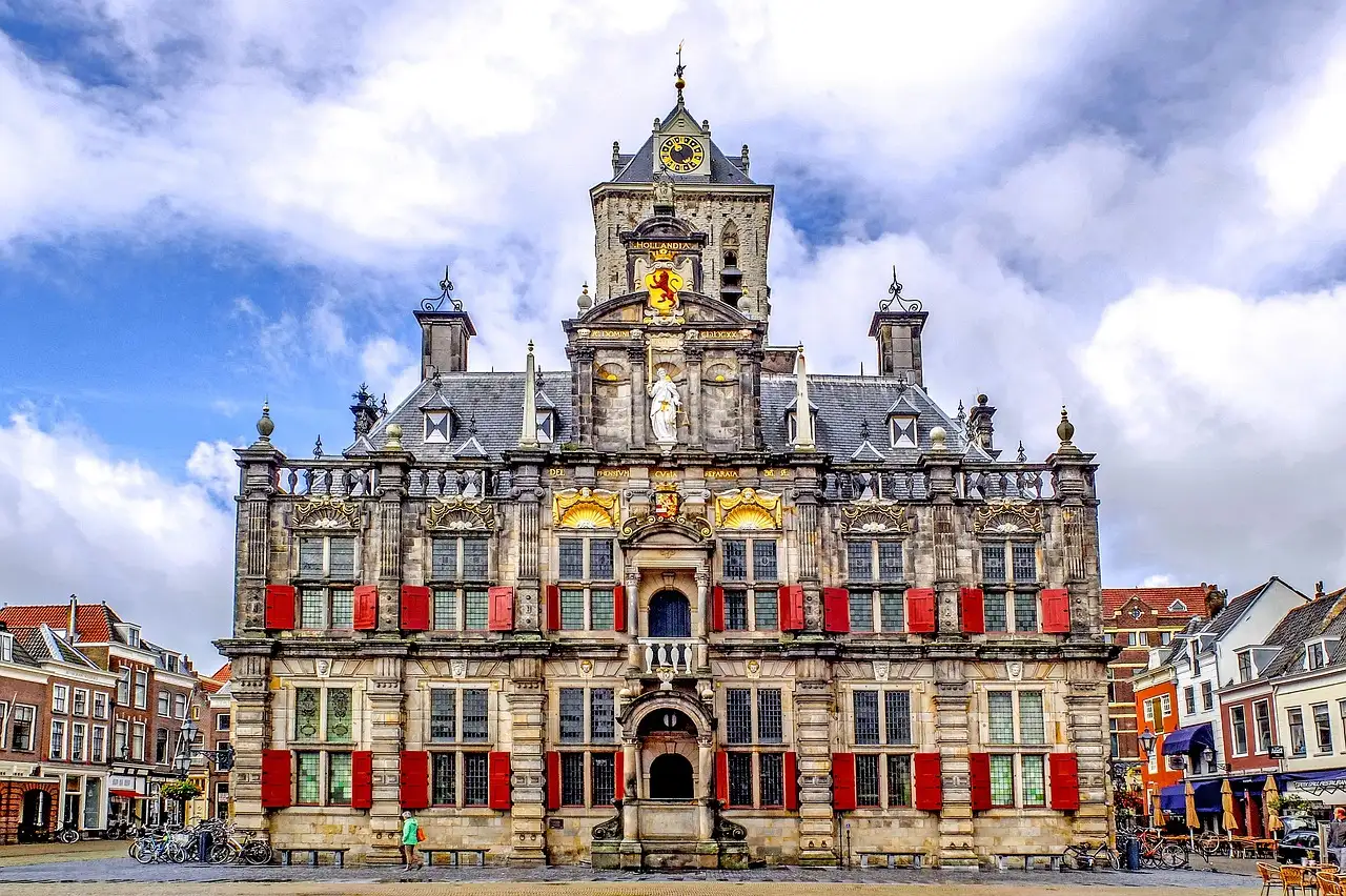 Qual è la città olandese famosa per la sua ceramica?