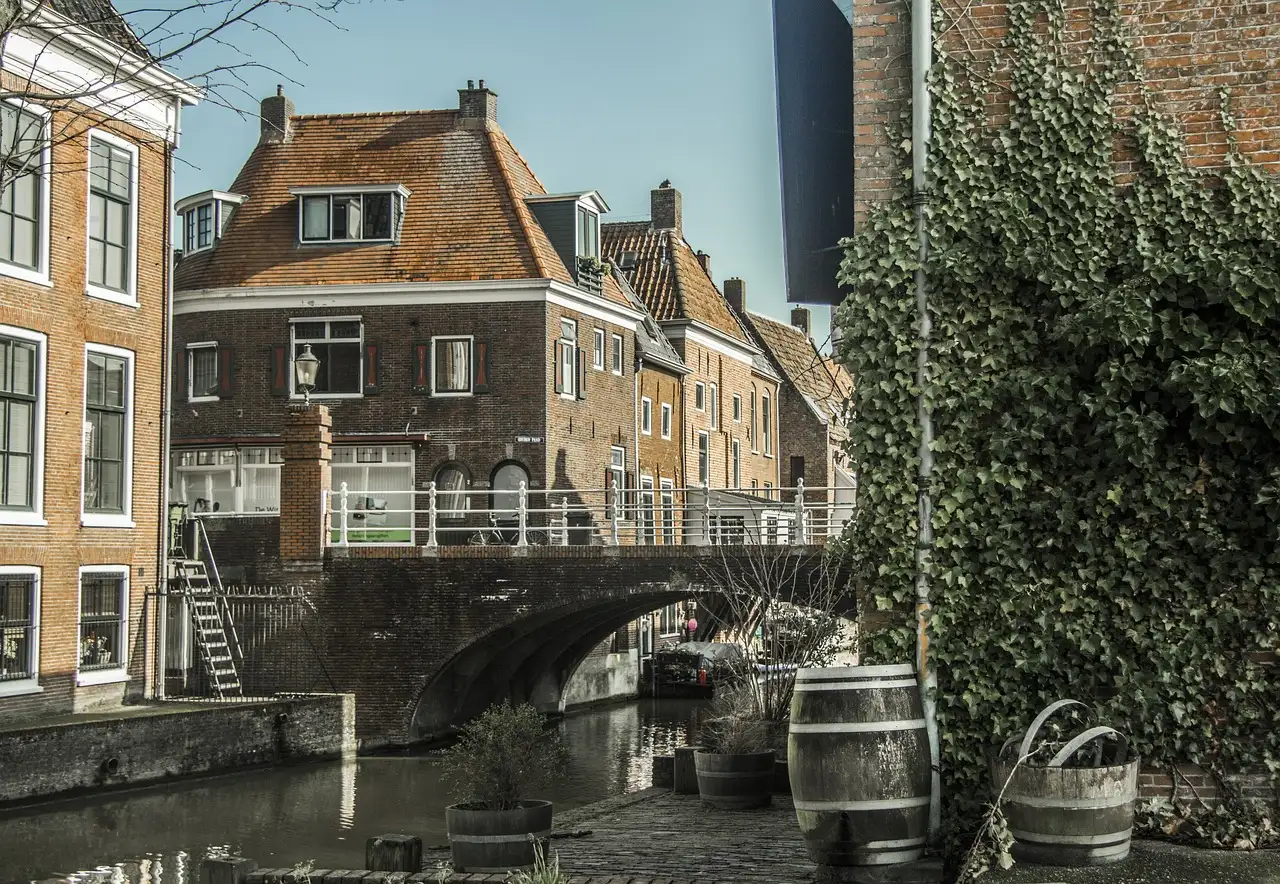 Qual è la città olandese famosa per l'industria tessile?