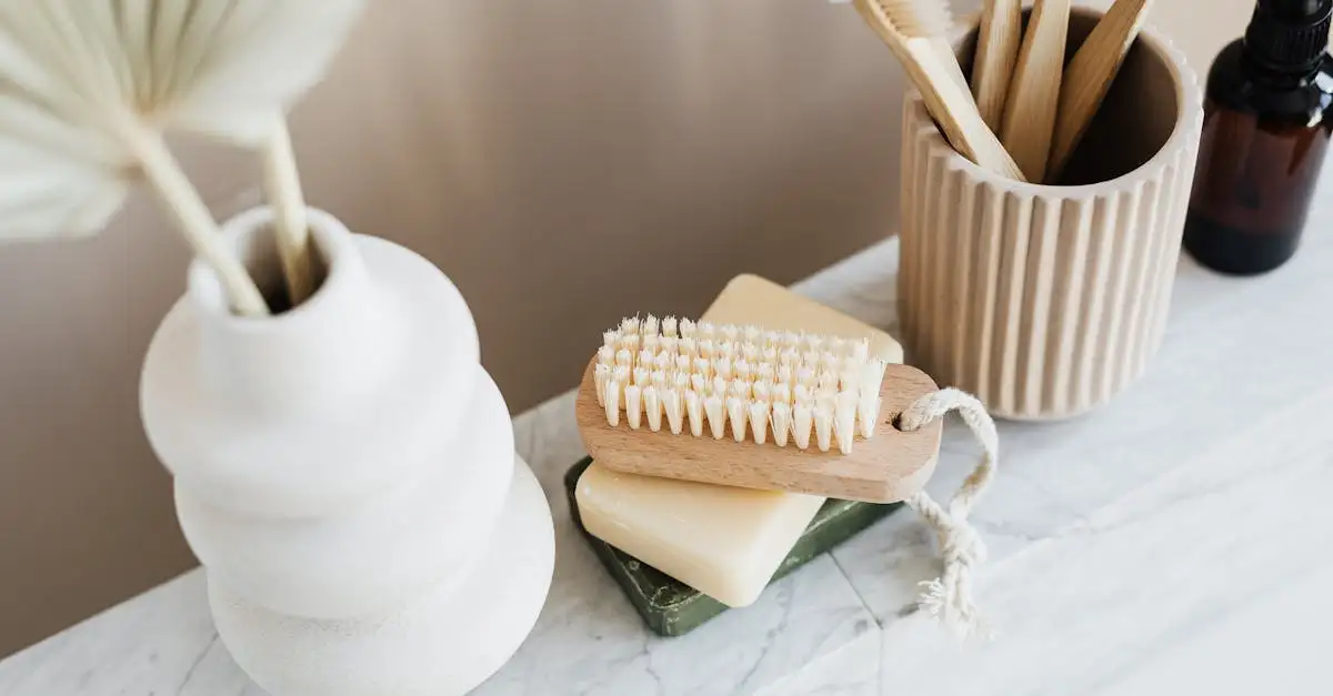 Come rimuovere macchie dai tendaggi a rullo con sapone verde?