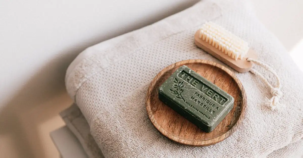Come rimuovere macchie dai tendaggi a rullo con sapone verde?