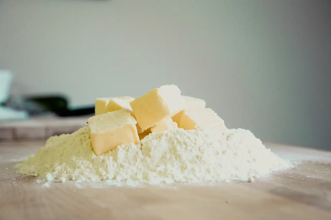Come si prepara una base di torta con biscotti e burro?