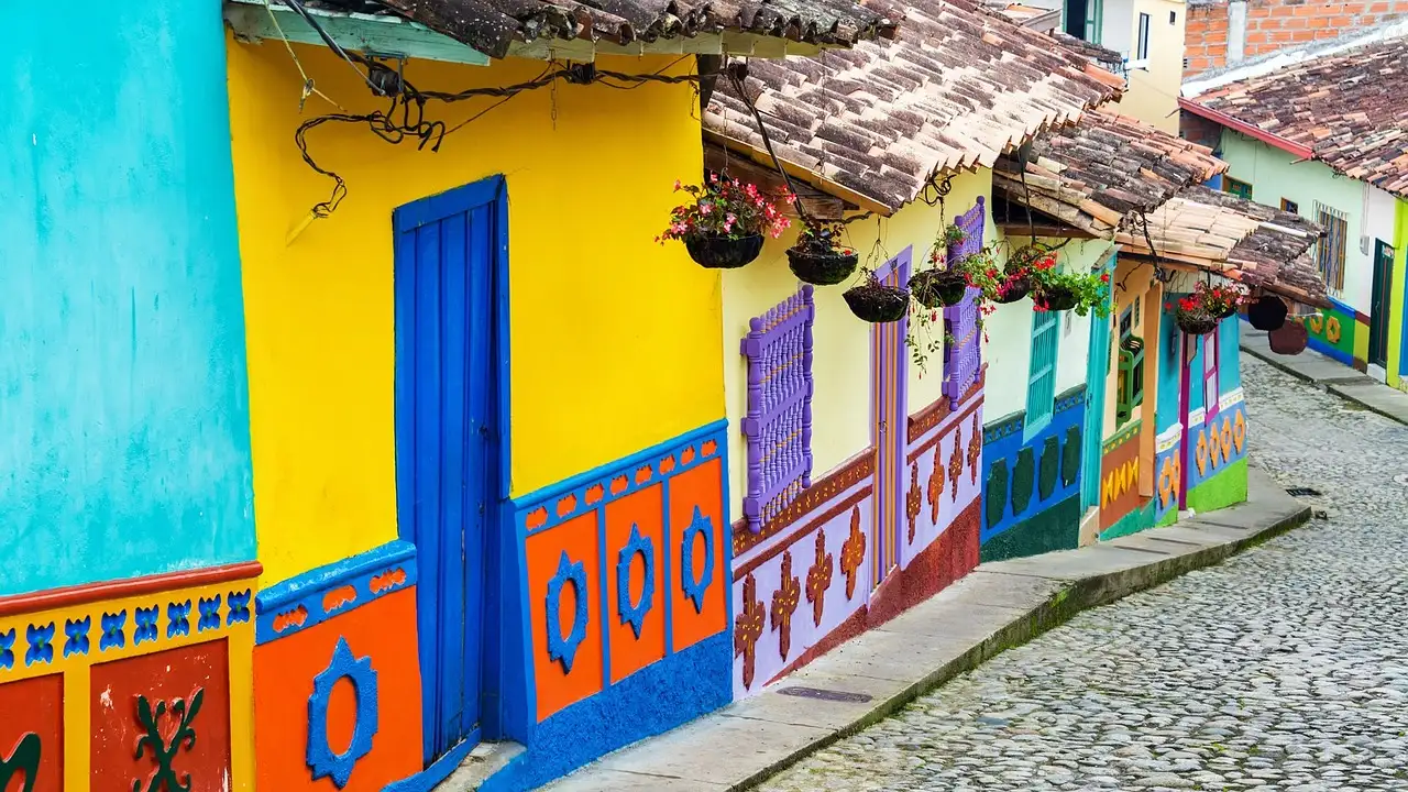 Qual è la città della eterna primavera in Colombia?