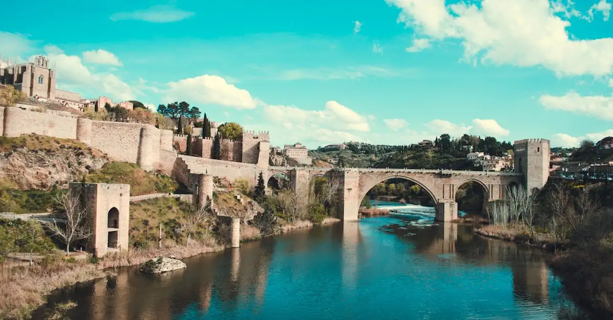 Qual è la città spagnola famosa per la sua cattedrale medievale?
