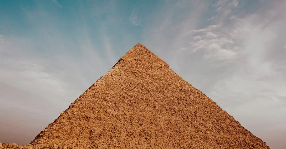Qual è l'unica meraviglia del mondo tra le piramidi egiziane?