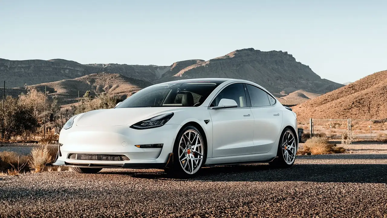 Quali sono le caratteristiche uniche della Tesla Roadster?