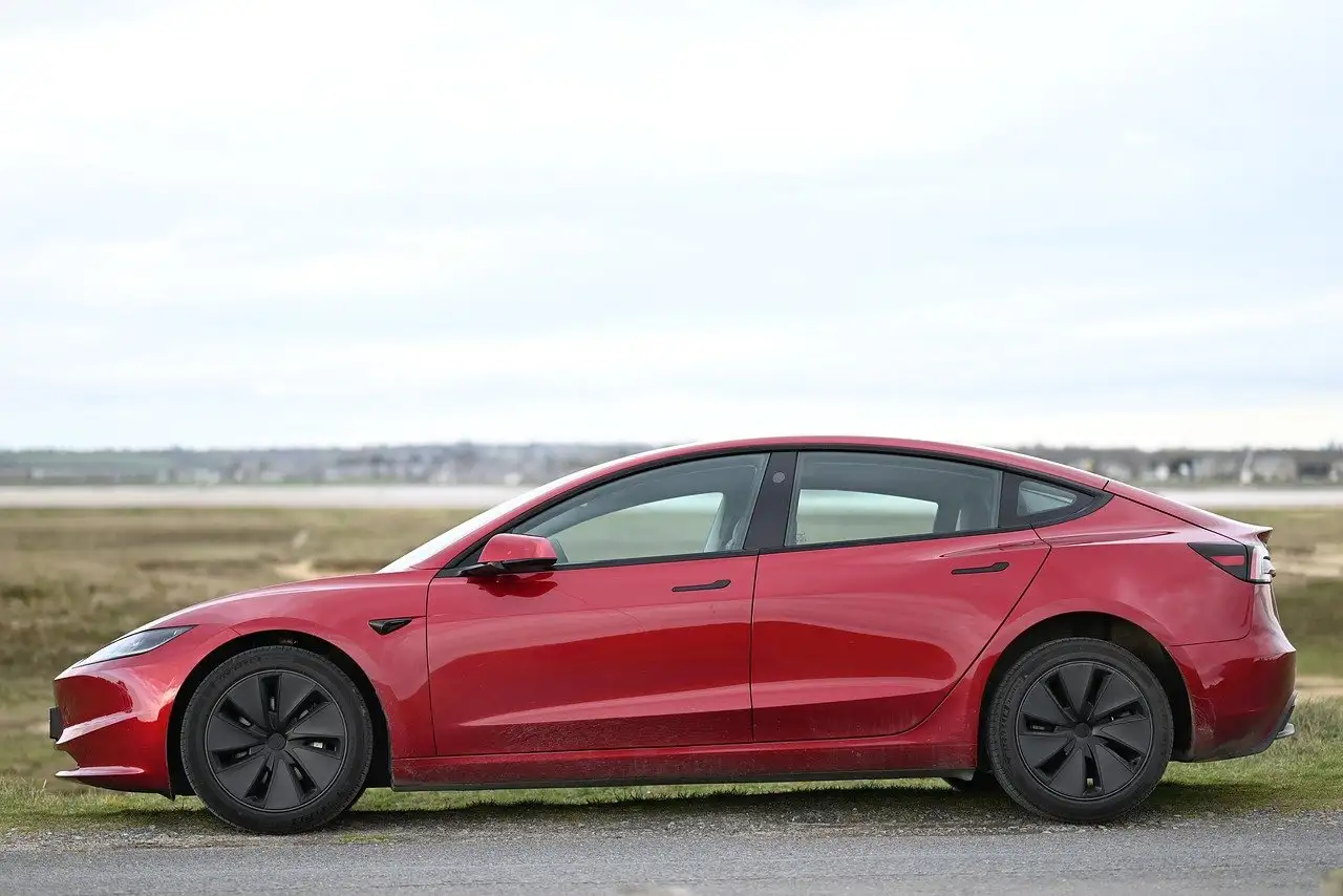 Quali sono le caratteristiche uniche della Tesla Roadster?