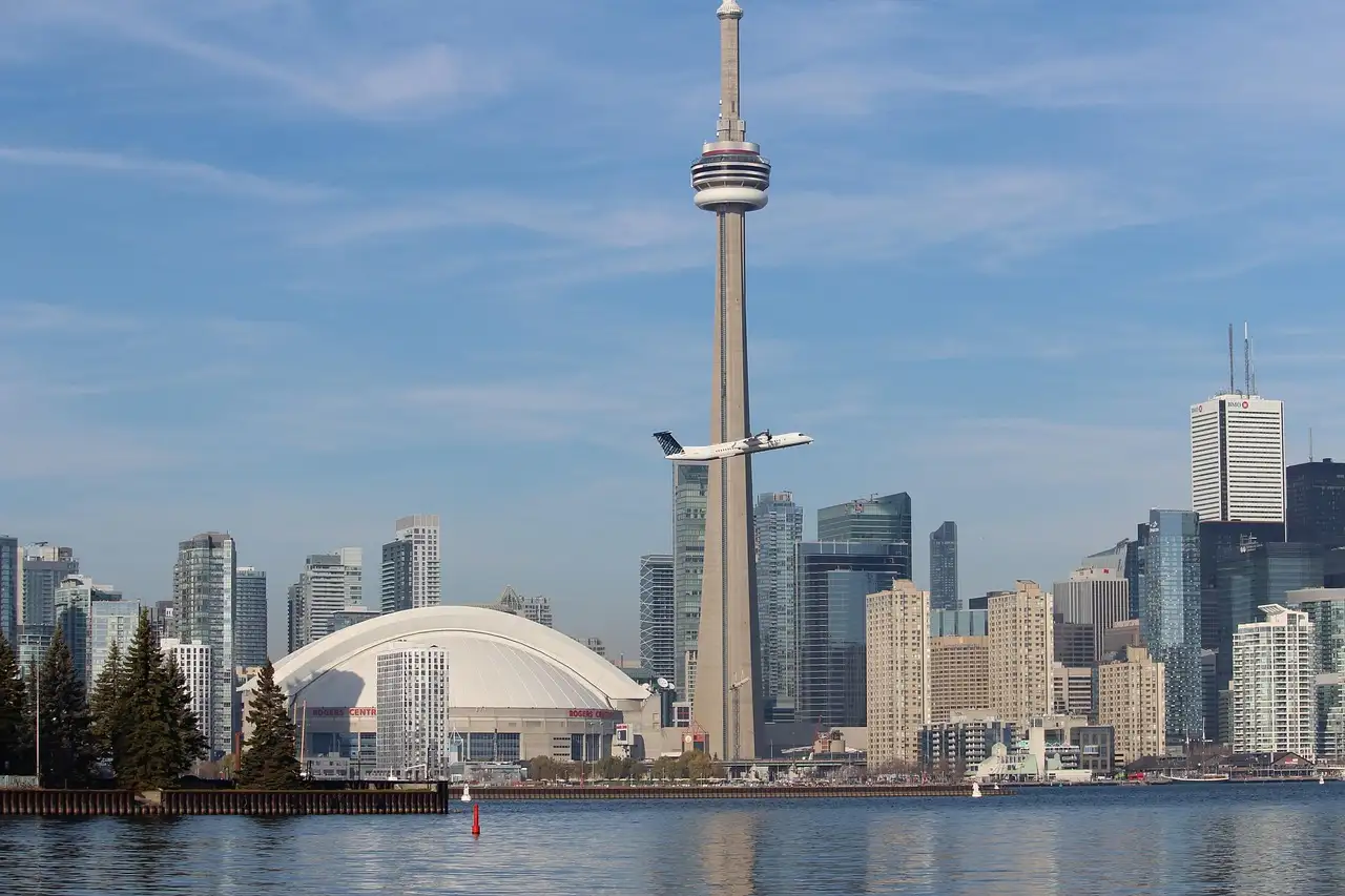 Perché la pavimentazione in vetro della CN Tower è unica?
