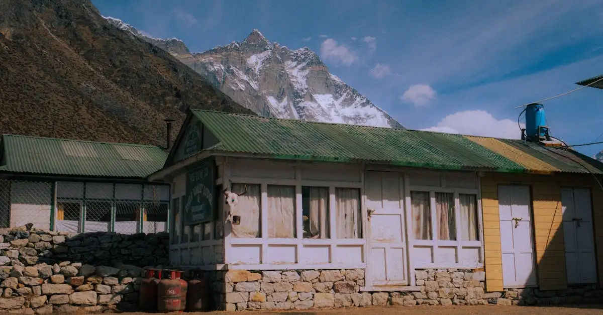 Qual è la città del Nepal ai piedi dell'Himalaya?
