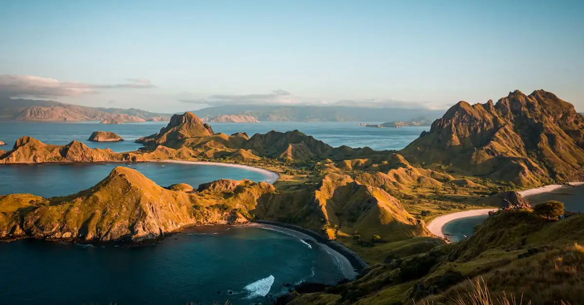 Qual è la città indonesiana celebre per spiagge e templi?