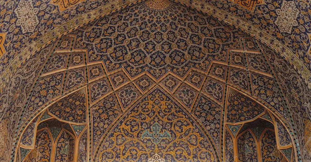 Qual è la città iraniana famosa per le moschee blu?