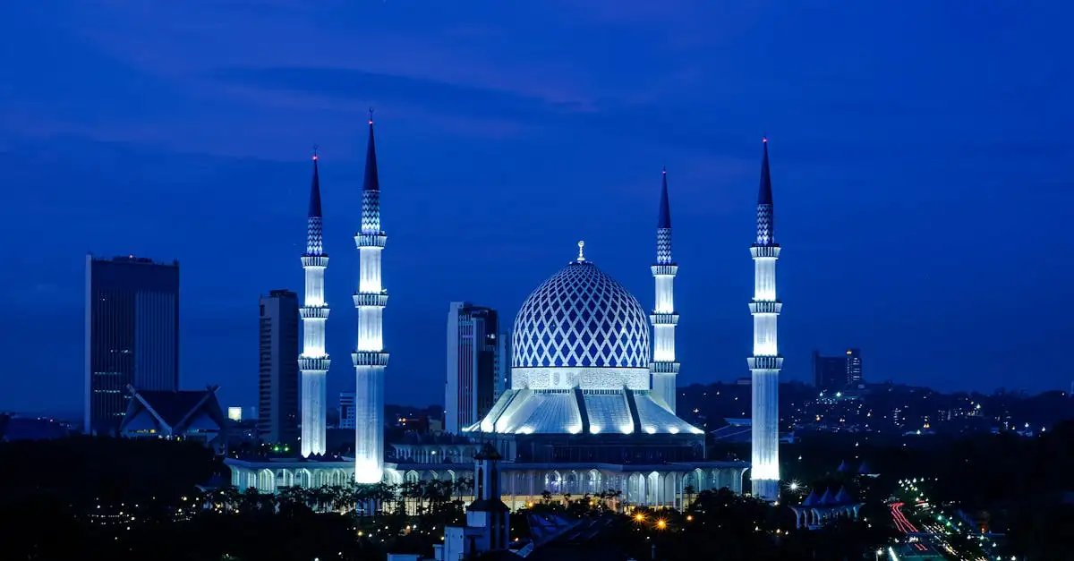 Qual è la città malese con templi e skyline moderno?
