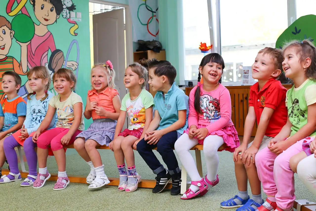 Qual è l'influenza di Fröbel sulle scuole materne moderne?