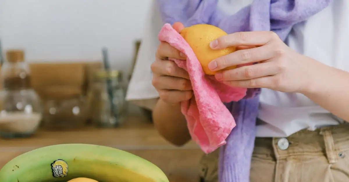 Come pulire il microonde con acqua e limone?