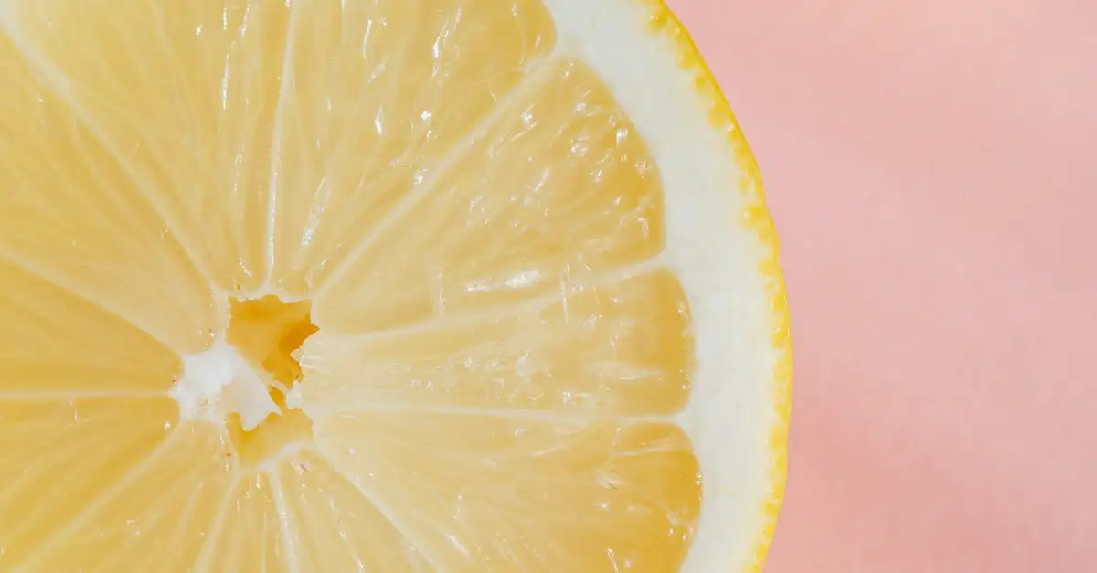 Come rimuovere le macchie di tè con il limone?