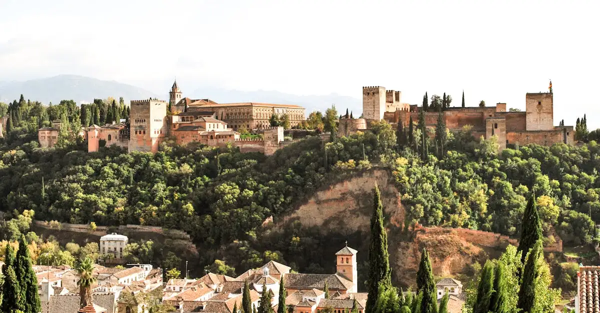 Qual è la città che ospita il palazzo dell'Alhambra?