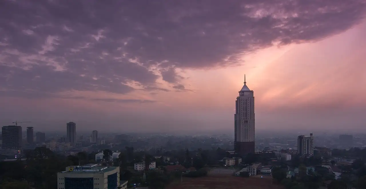 Qual è la città del Kenya per i safari nei parchi?