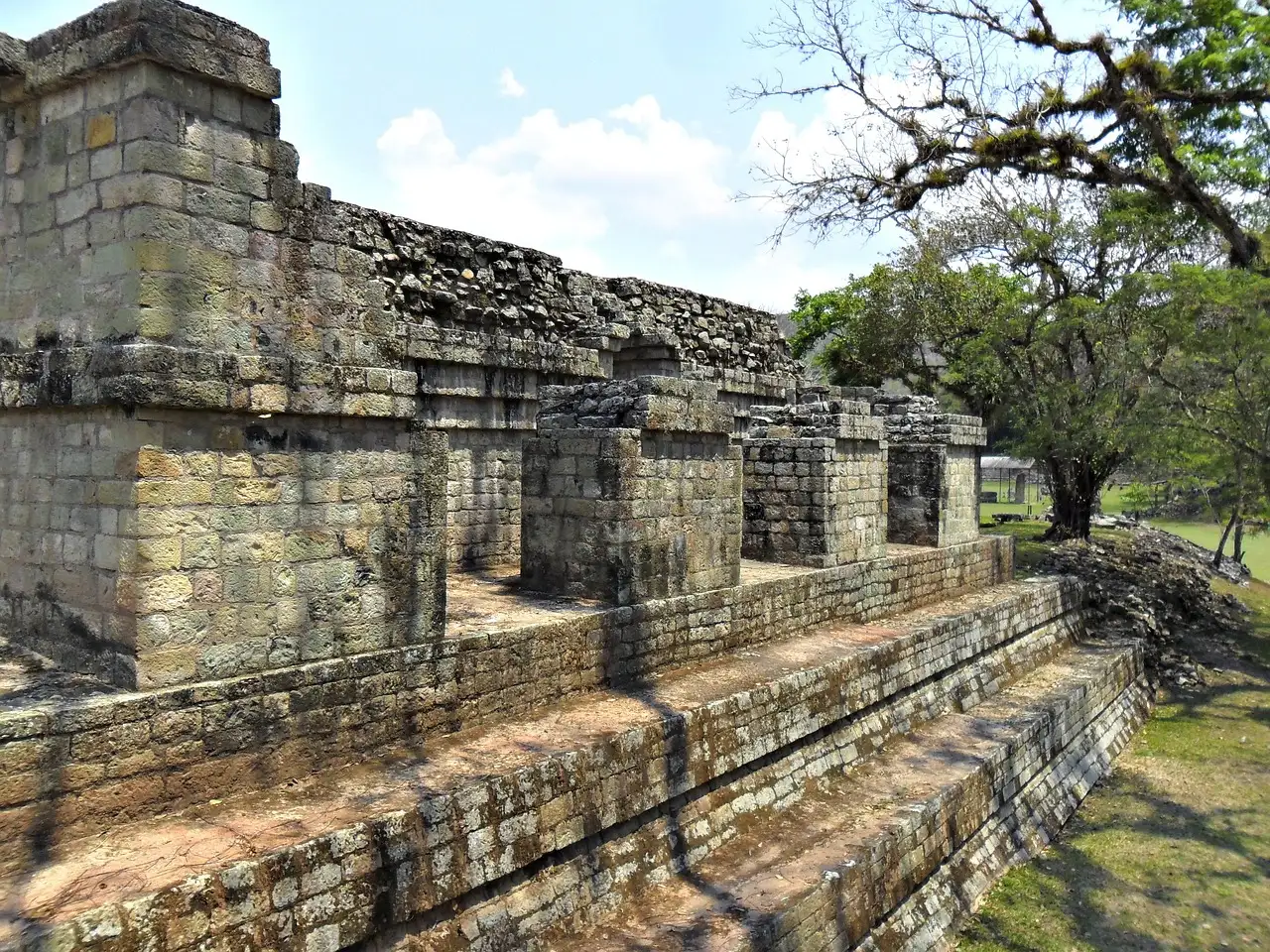 Qual è la città in Honduras con rovine Maya spettacolari?