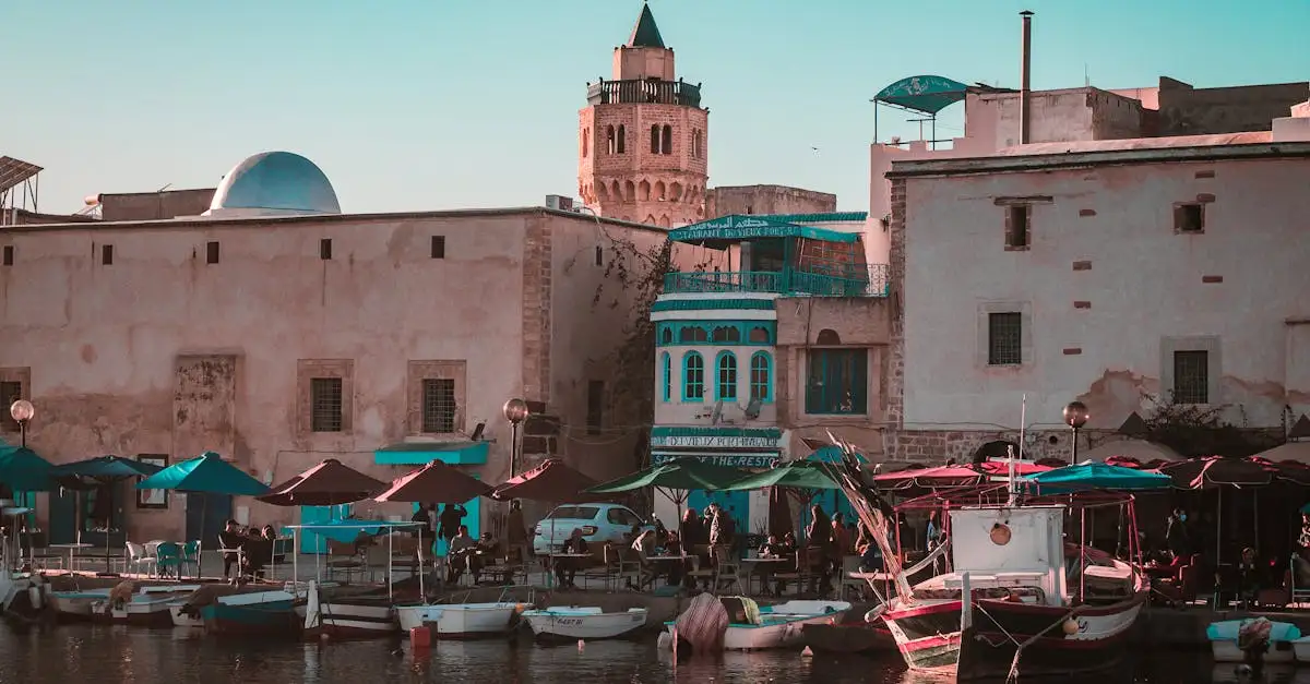 Qual è la città tunisina famosa per la sua medina?