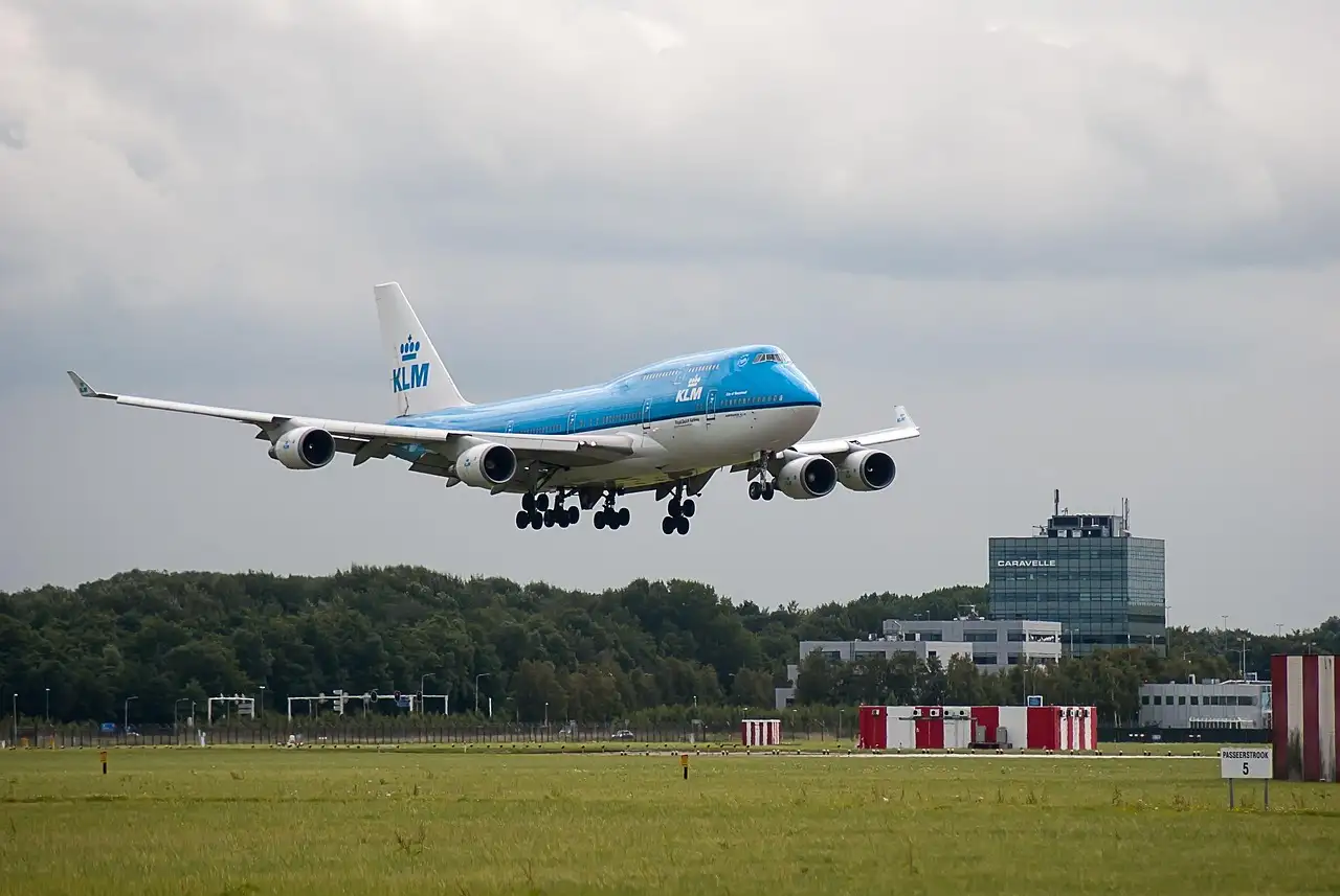 Quante persone sono impiegate all'aeroporto di Schiphol?